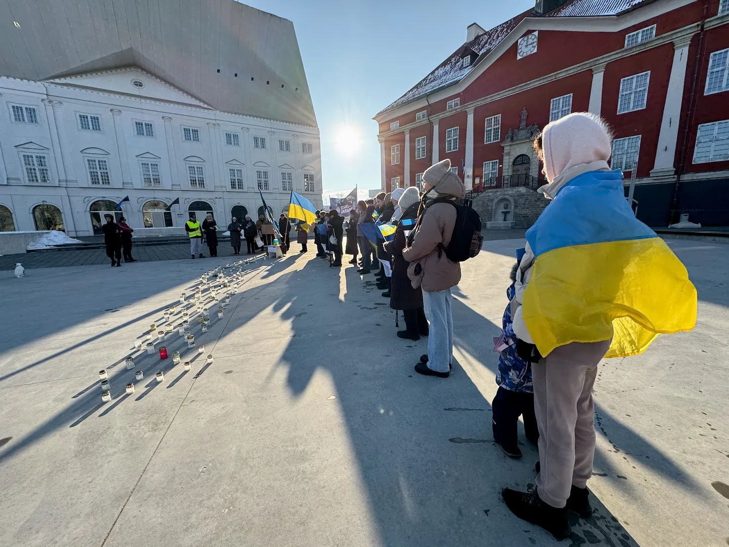 На Ратушной площади Нарвы прошел митинг в поддержку Украины, приуроченный к третьей годовщине начала полномасштабного вторжения войск РФ.
