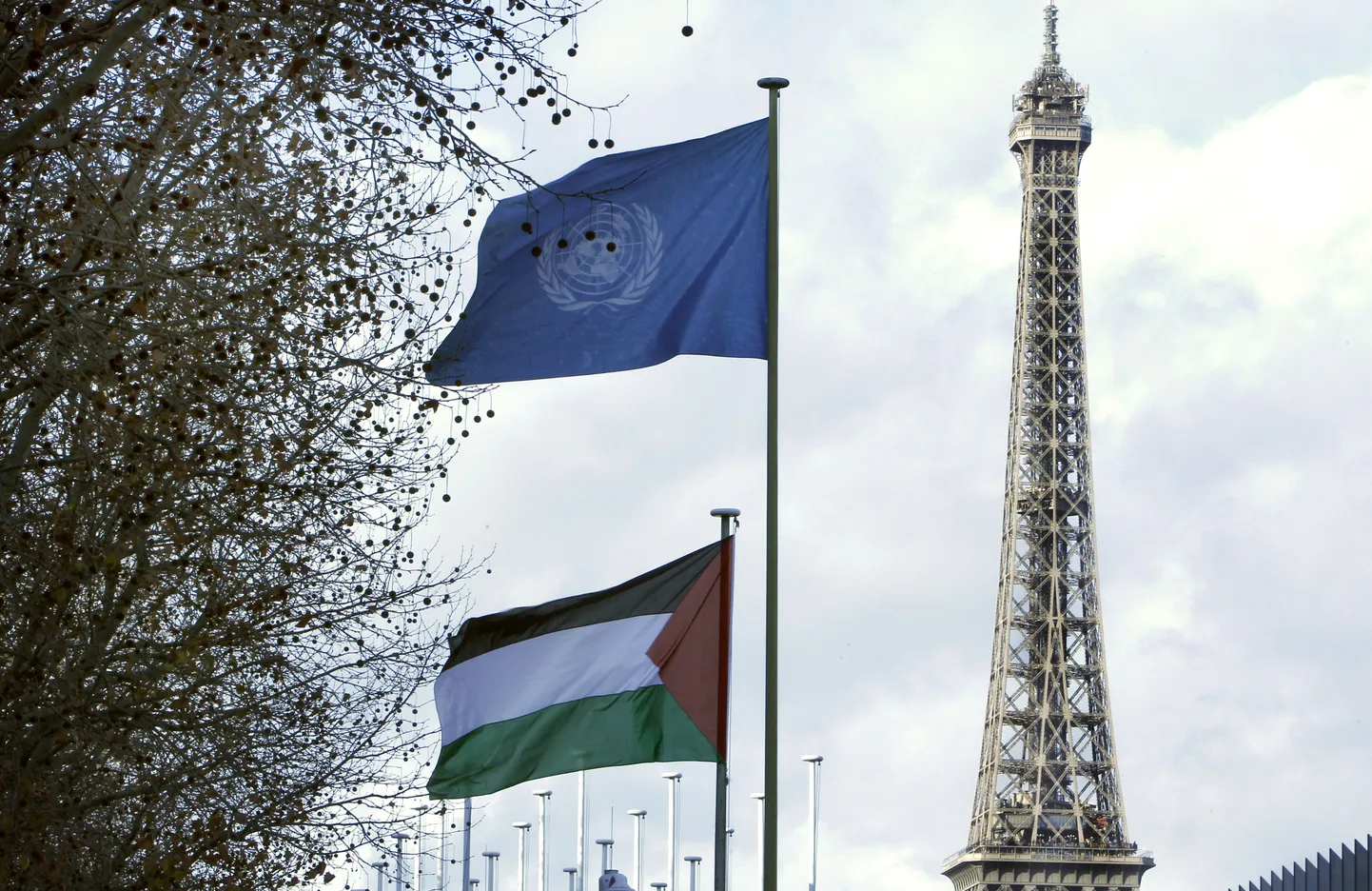 Palestiina lipp täna Pariisis mõned hetked pärast heiskamist UNESCO lipu kõrval lehvimas.