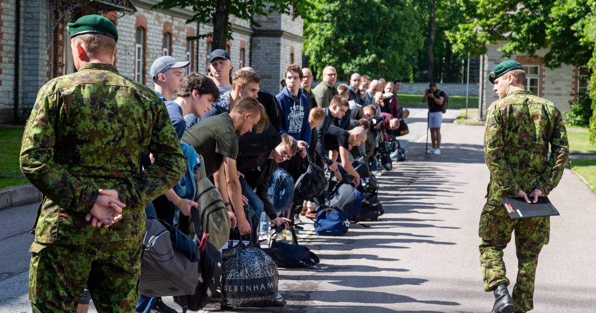 Вещи в армию призывнику. Армия призывники. На призывном пункте. Сборы призывников. Российская армия призывники.