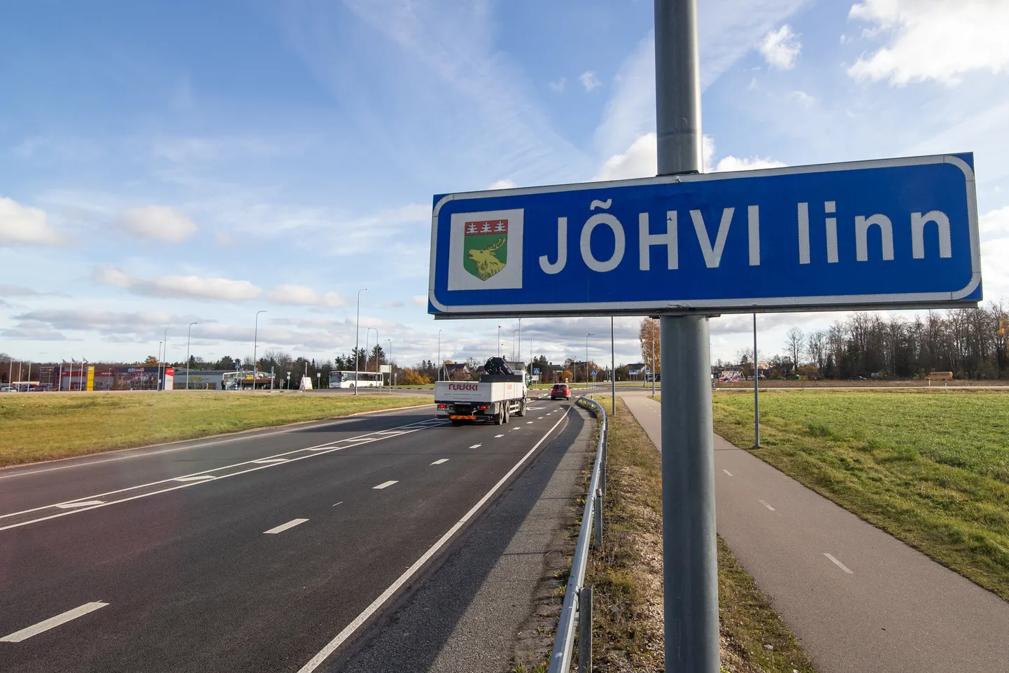 Kuigi Jõhvi on praegu vallasisene linn, pole see juhtkonna arvates piisav ning tehtud on juba kaks katset vallast linnaks tagasi muutuda. Nüüd proovitakse Toilaga ühinemise käigus uuesti.