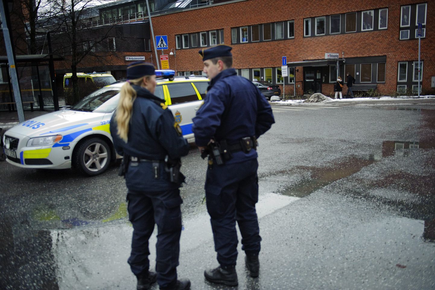 Rootsis hukkusid bensiinivargad koos autoga jäisesse vette kukkudes