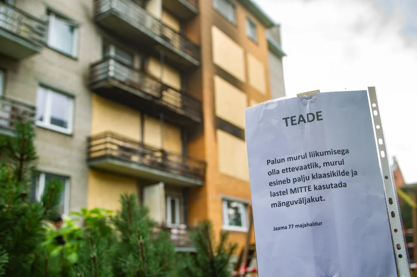 Kolm päeva pärast gaasiplahvatust olid Jaama 77 maja aknad kinni löödud ning lastel maja ees mängimine keelatud, sest muru sees leidus ohtralt klaasikilde.