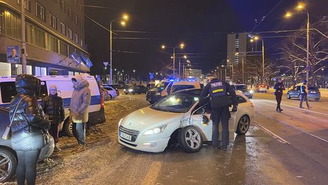 ФОТО И ВИДЕО ⟩ Авария в центре Таллинна: автомобилист решил проскочить перед автобусом