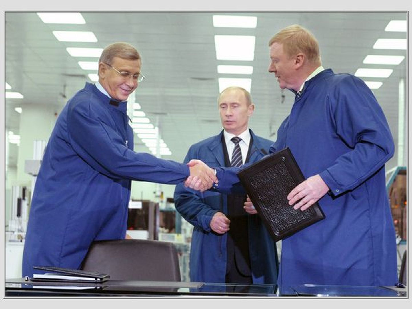 2009. aastal tehtud fotole on jäänud Sistema president Vladimir Jevtušenkov, Venemaa tolleagne peaminister Vladimir Putin ja ROSNANO tegevjuht Anatoli Tšubais.