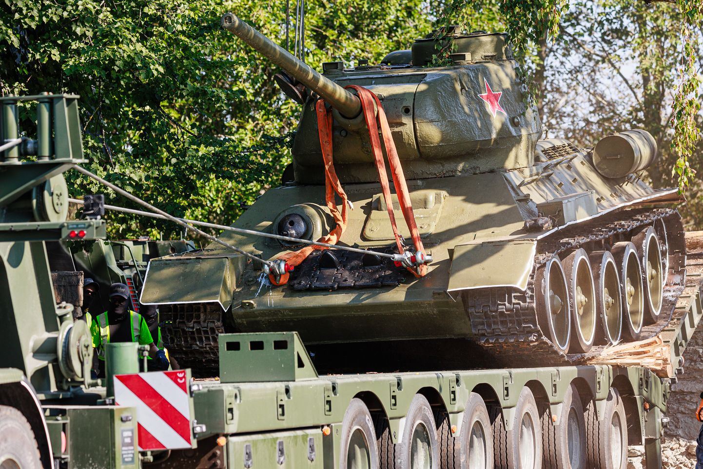 Нарвский танк, у которого давно не вращаются колеса и вообще ничего, сопротивляясь тяге рабочей техники 16 августа 2022 года сполз с постамента.