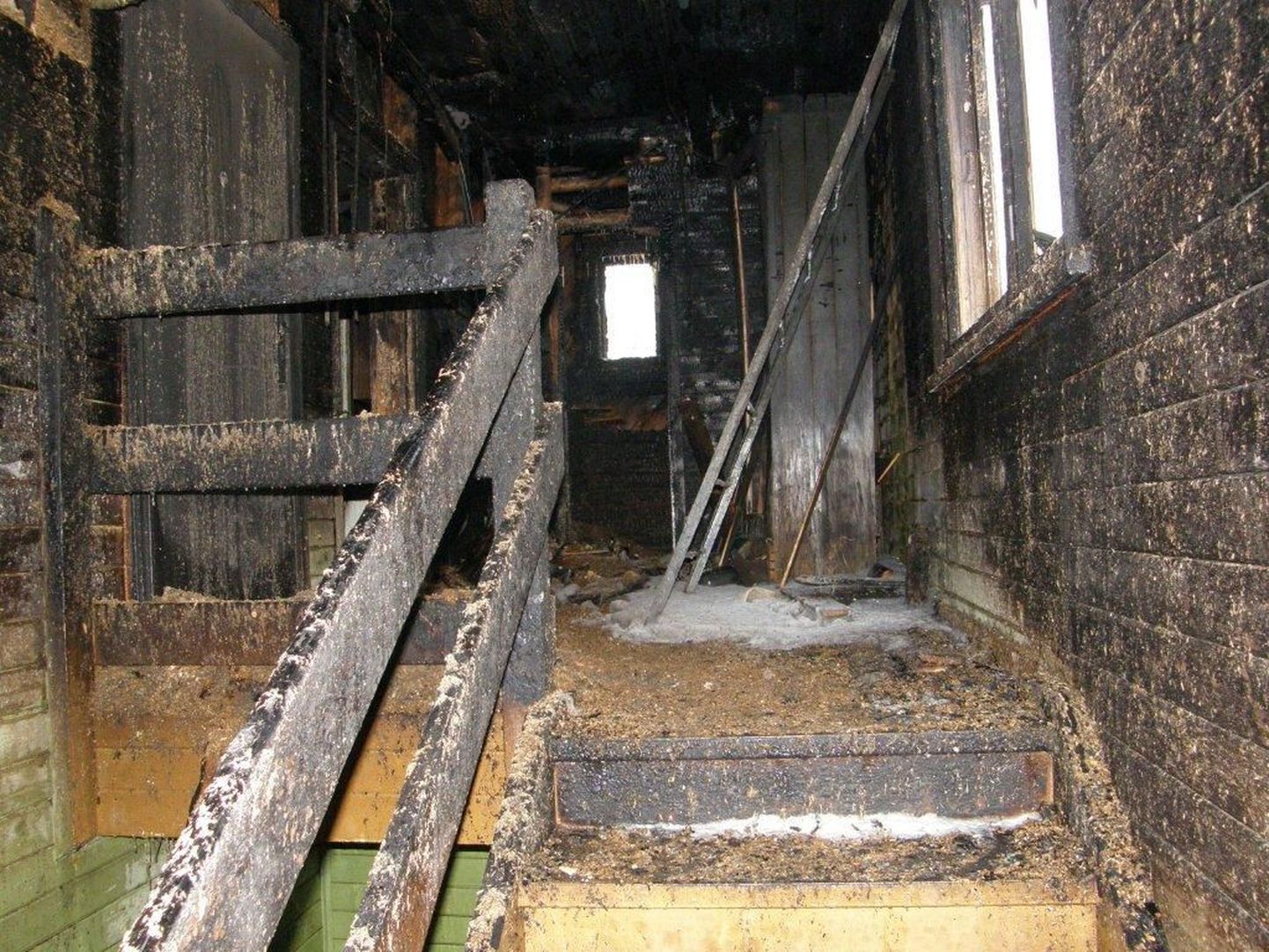 Rõngus Valga maanteel põlenud kortermajas hukkus 1960. aastal sündinud mees. Maja trepikoda ning ühiskäimla said tulekahjus suuri kahjustusi.