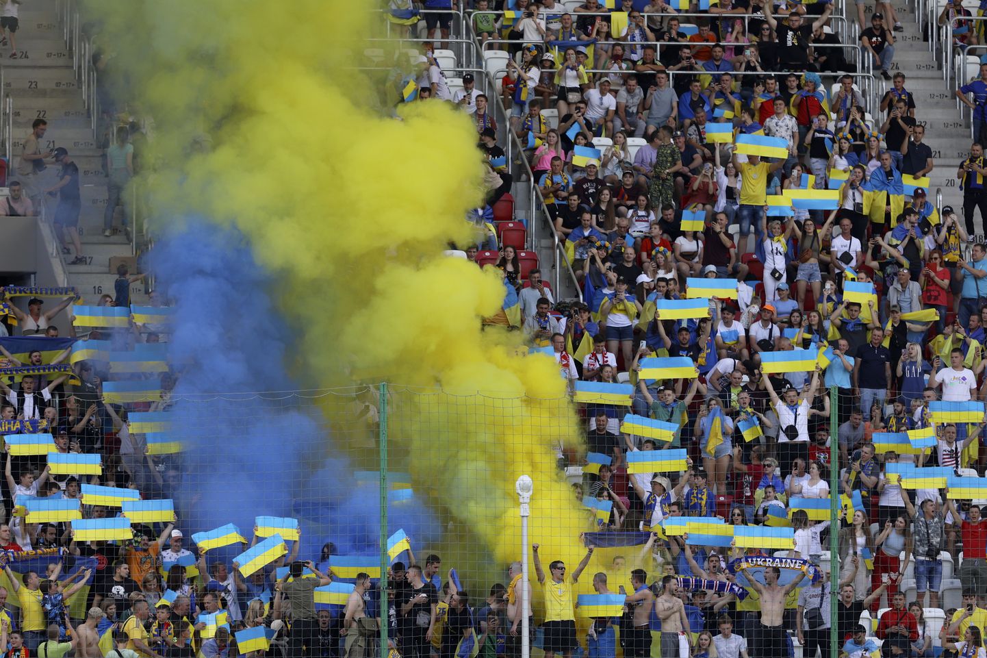 Kuigi kohtumine toimus Poolas, tekitasid staadionil viibinud ukrainlased omadele koduse tunde.
