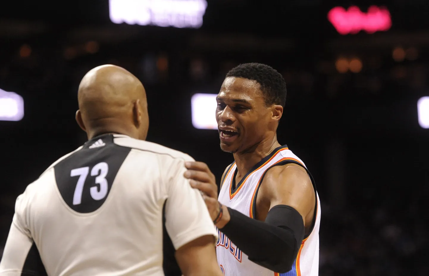 Russell Westbrook palub kohtunikult vabandust.