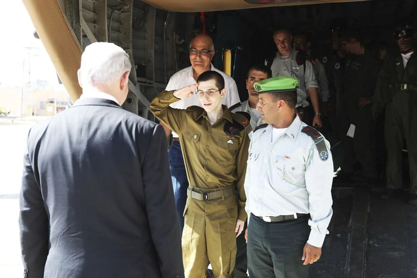 Kuigi üsna pea vajas vangistuses ilmselgelt nõrgemaks jäänud Gilad Shalit oma isa toetavat õlga, jõudis ta kodumaal Tel Nofi õhuväebaasis siiski anda au talle vastu tulnud peaminister Benjamin Netanyahule.