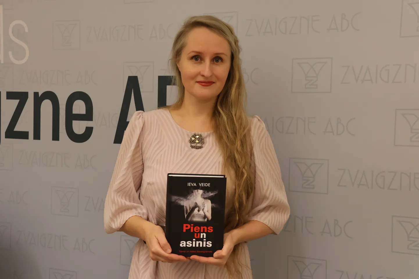 Grāmatas autore Ieva Veide dzīvo Mazsalacā, ikdienā spēlē kokli un komponē.