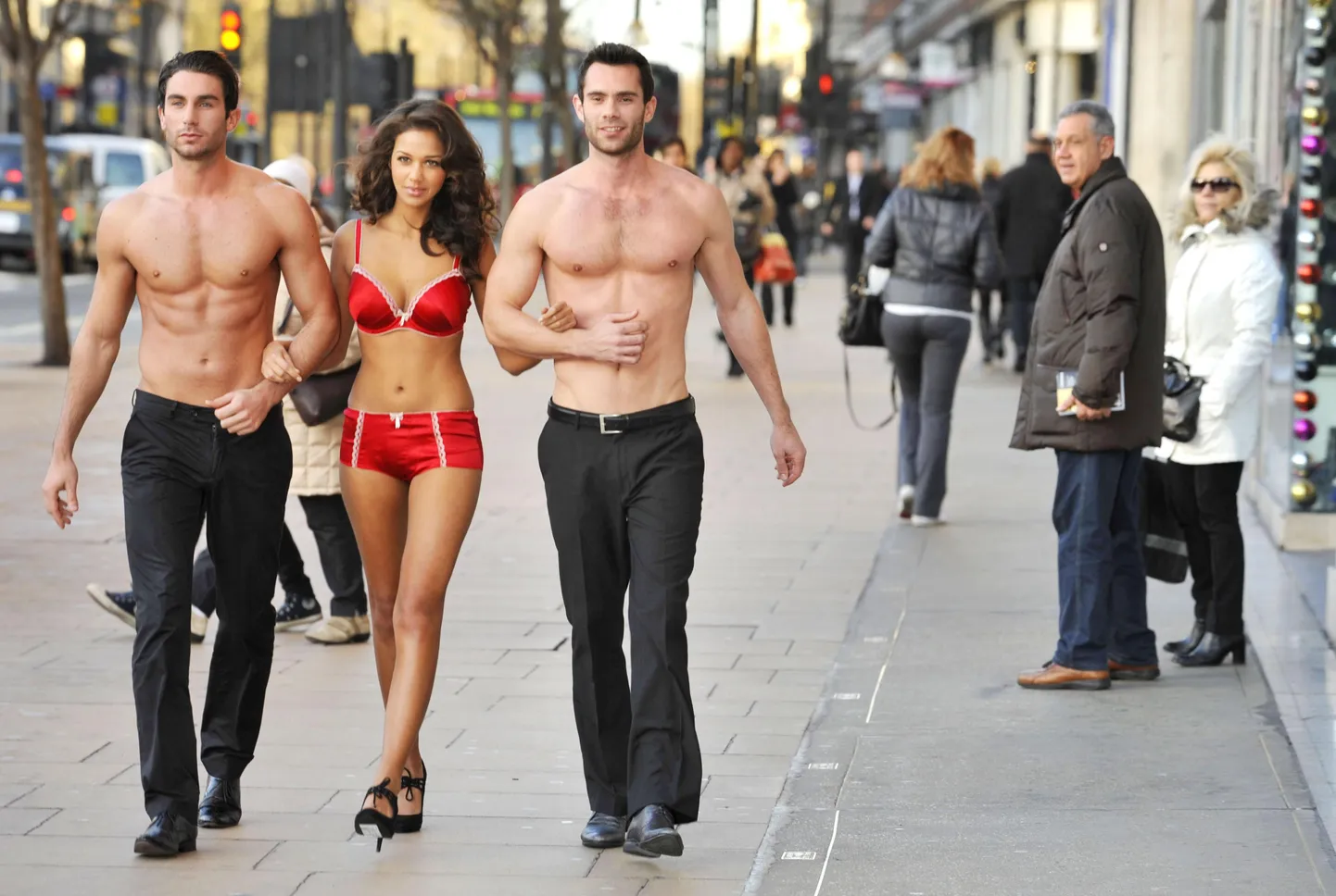 Pesumodell Natalie Suliman Londonis Oxford Street'il Marks & Spenceri jõule promomas