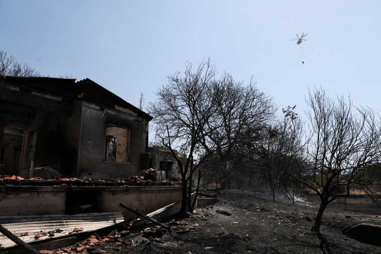 Tuletõrjekopter lendab põlenud maja kohal Vatera küla lähedal Lesbose saarel.
