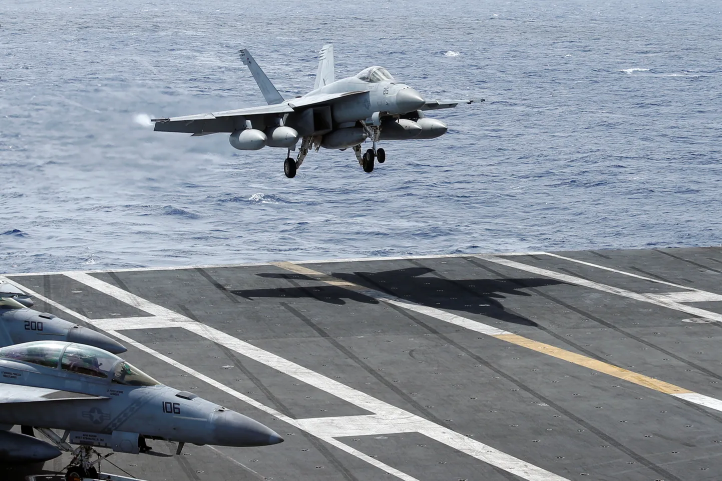 Hävituslennuk F/A-18 Super Hornet maandumisel lennukikandjale USS Ronald Reagan.