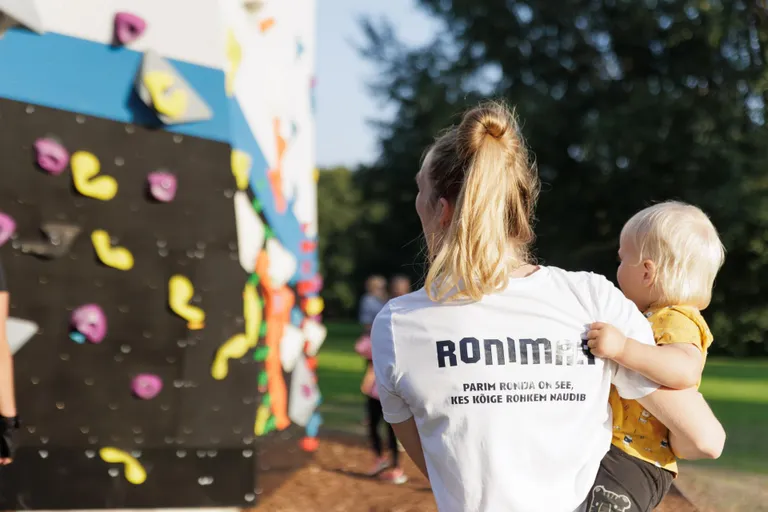 MTÜ Ronimaa algatusel Pärnu Rannaparki püstitatud seinal ronimine on kõigile tasuta.
