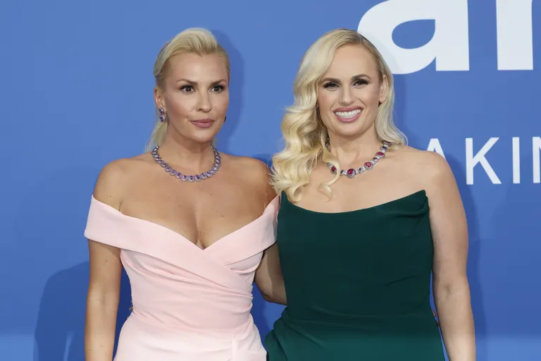 Ramona Agruma ja Rebel Wilson.