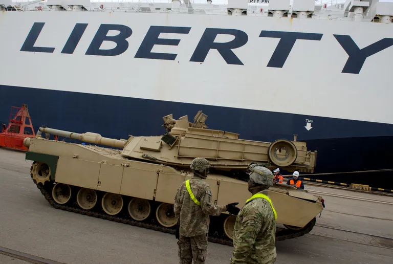 Выгрузка танка "Абрамс" США в порту Риги в марте 2015 года.