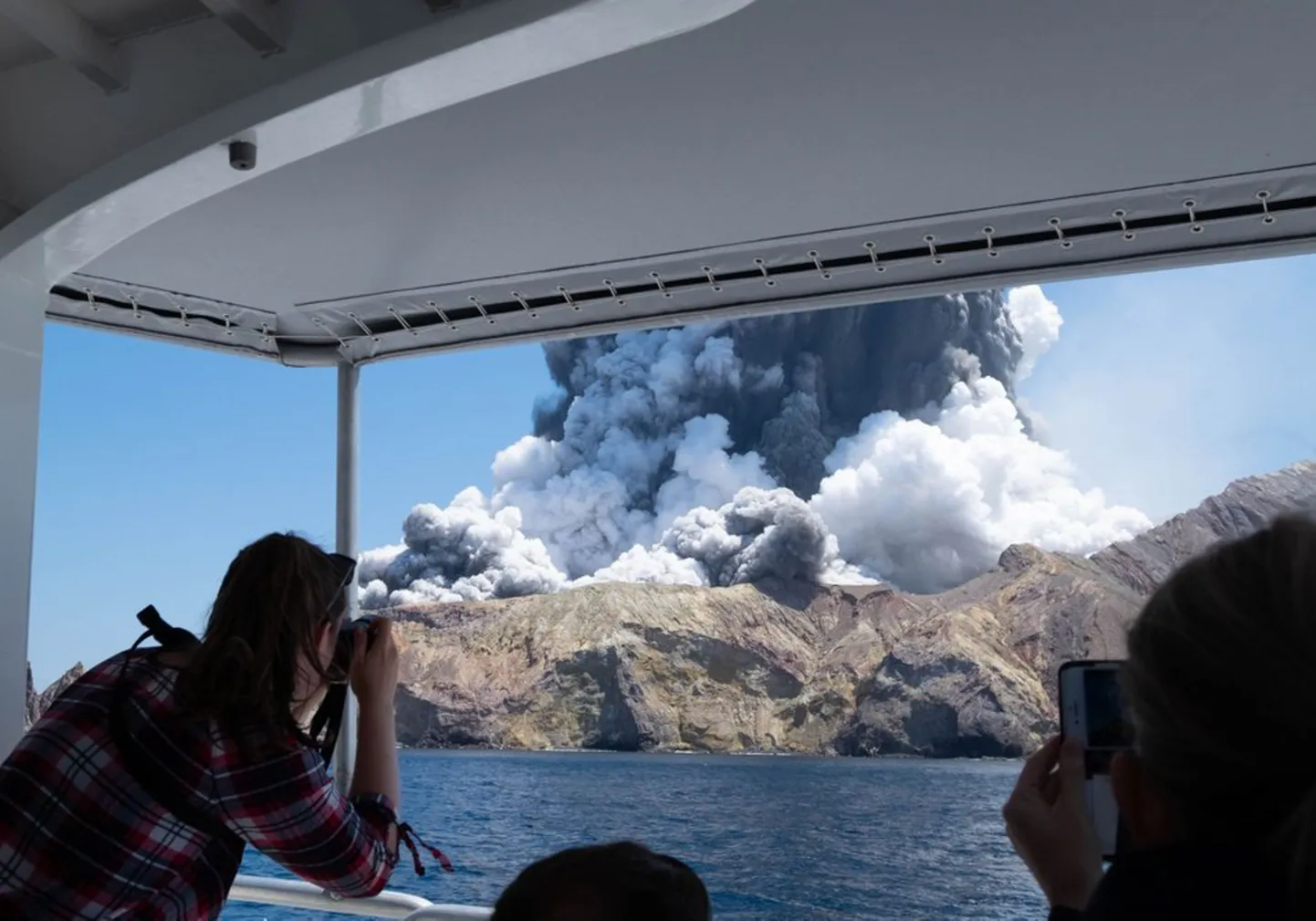 Turistid pildistamas White Islandi saare vulkaanipurset