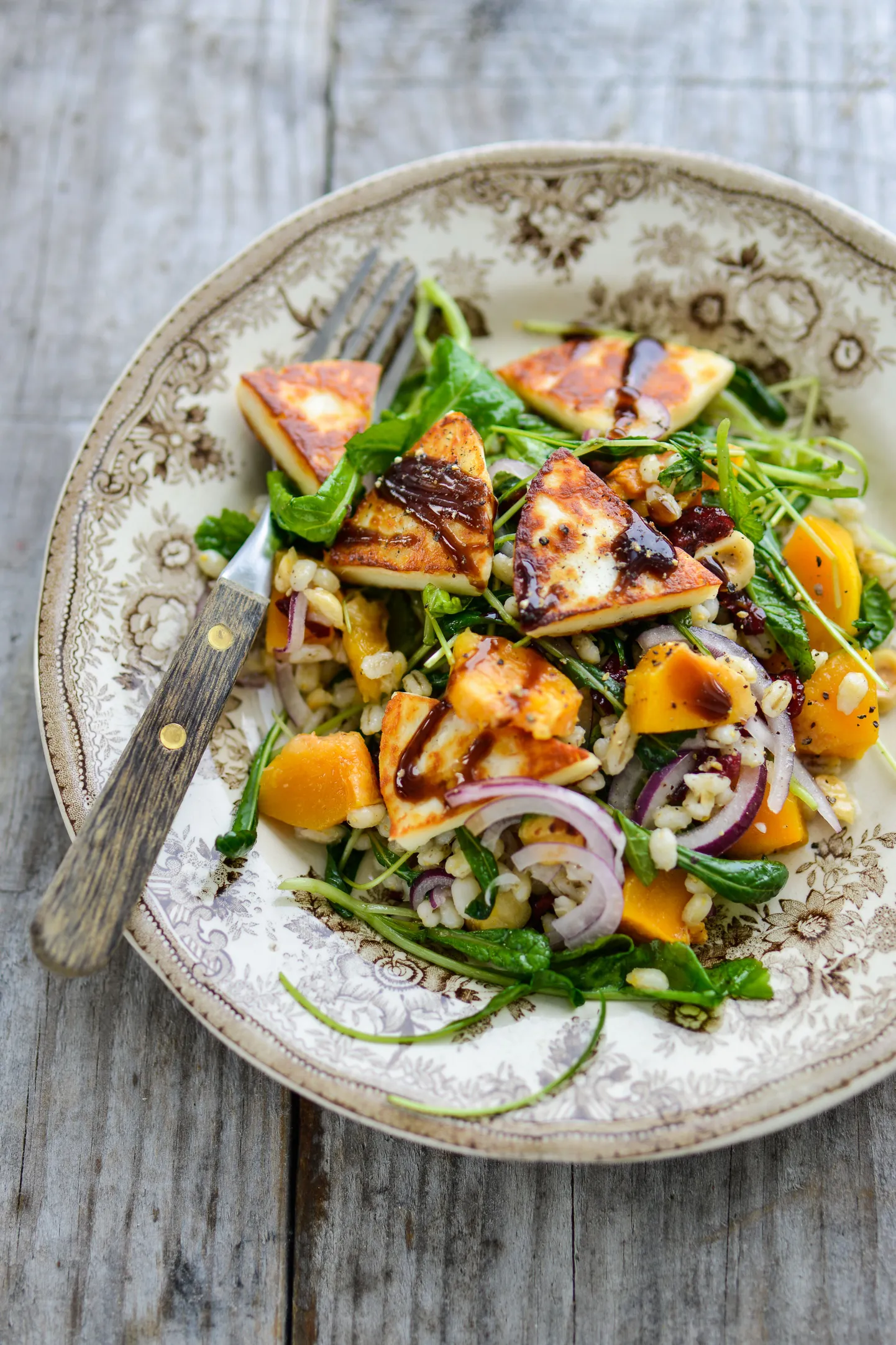 Talvine salat röstitud kõrvitsa, kruupide ja halloumi’ga.