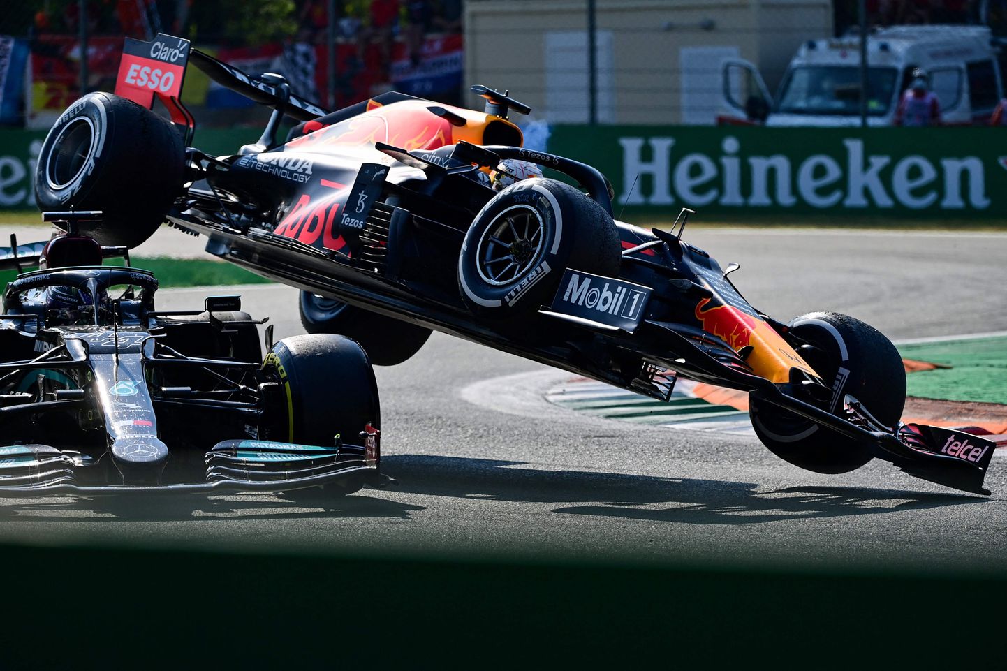 Luisa Hamiltona un Maksa Verstapena avārija Itālijas GP.