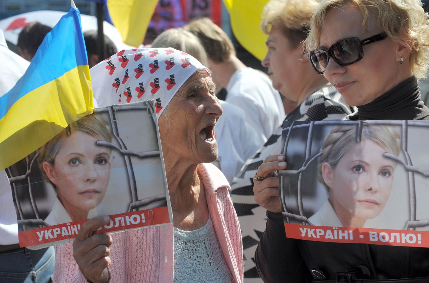 Julia Tõmošenko poolehoidjad kohtuhoone ees Kiievis.