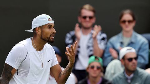 Tennise pahapoiss sülitas Wimbledonis pealtvaataja suunas