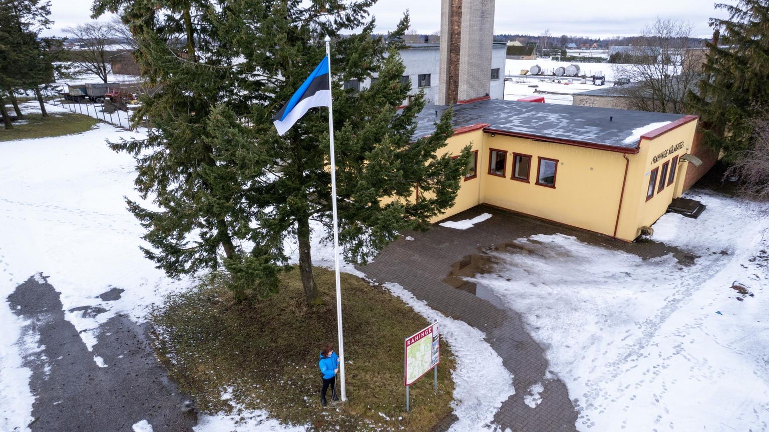 Rahinge külaseltsi eestvedaja Külli Pann usub, et ka väikestes kohtades tahavad inimesed Eesti sünnipäeval välja tulla ja pidulikku tunnet üksteisega jagada.