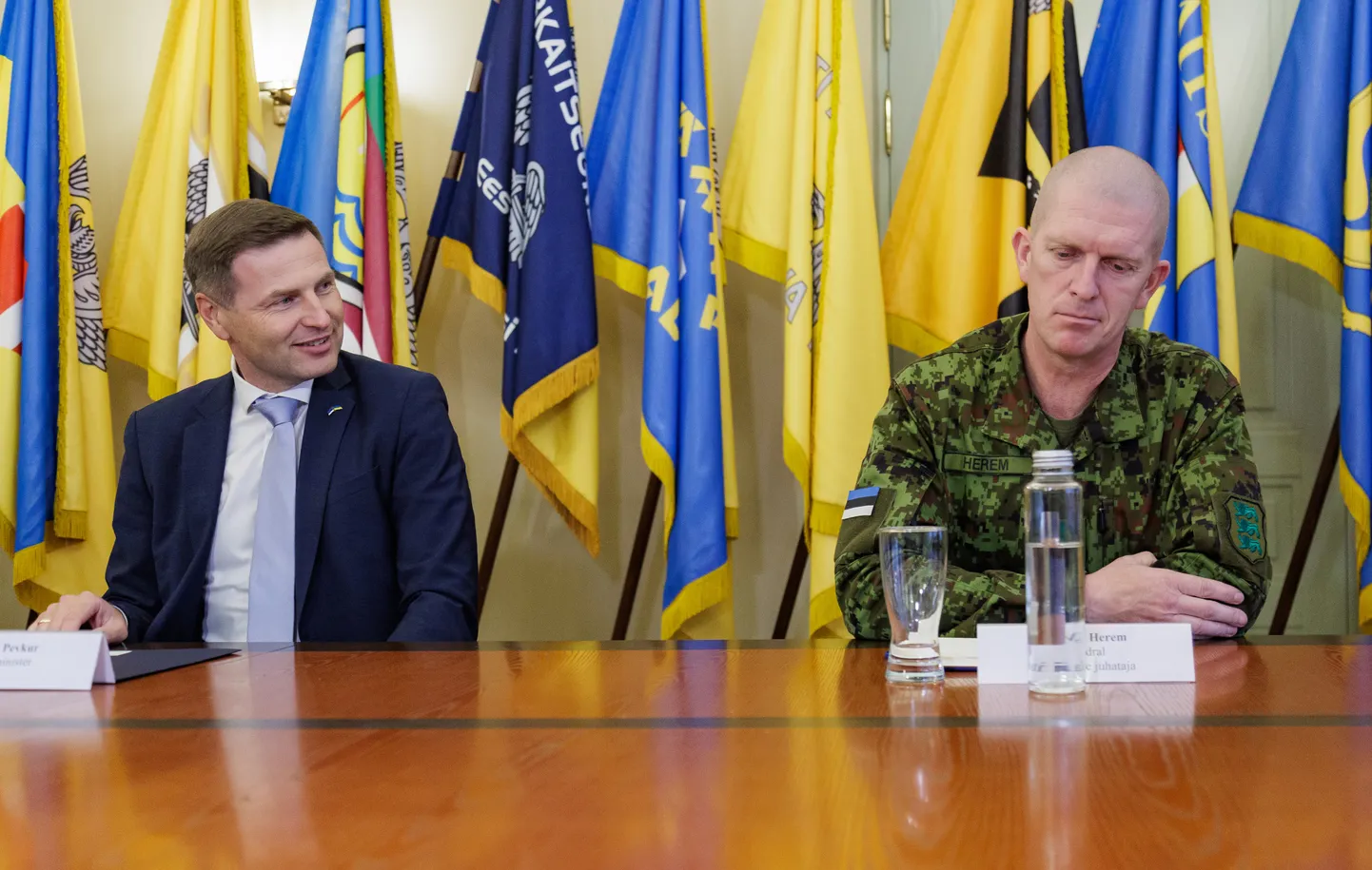 Глава Сил обороны генерал Мартин Херем (справа) в конце прошлого года неожиданно подал министру обороны Ханно Певкуру (слева) заявление об отставке, тем самым потеряв инициативу в назначении преемника.