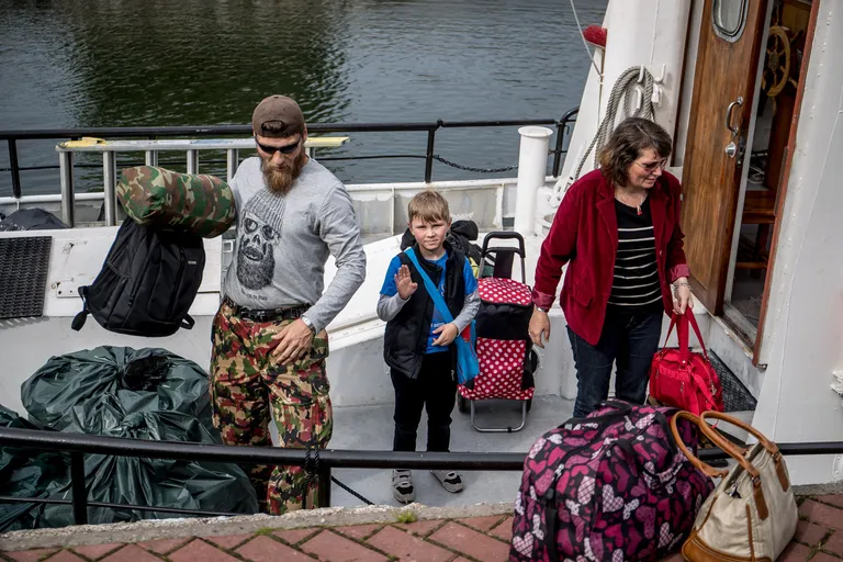 Naissaare ainus koolipoiss sõitis koos isa Andruse ja ema Jannega juba neljapäeval Tallinna, et reede hommikul vara edasi Prangli saarele kooli minna. Foto Sander Ilvest.