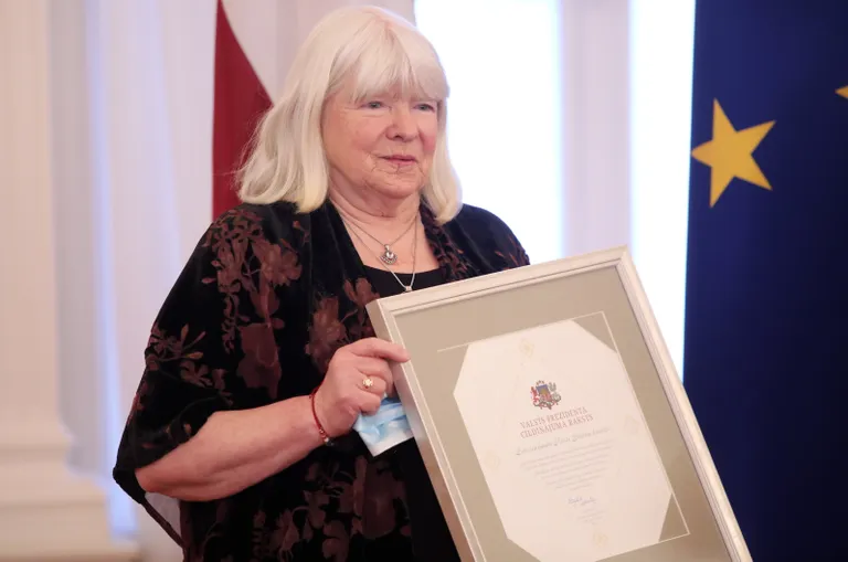 Animācijas filmu režisore Roze Stiebra ar saņemto Valsts prezidenta Cildinājuma rakstu svinīgajā pasākumā Rīgas pilī. 2022. gada 21. marts.