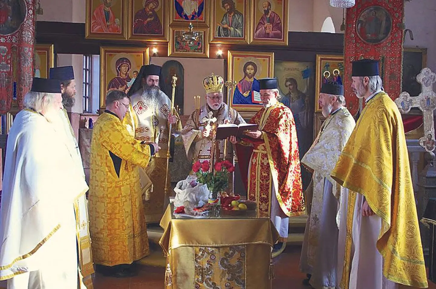 Metropoliit Stefanus (keskel) Paadrema kirikus, kaasa teenisid Pärnu ja Saare piiskop Aleksander, ülempreester Ardalion, preestrid Toivo Treima, Agathon Paalberg, Justinus Kiviloo ja Enos Heinsoo.
