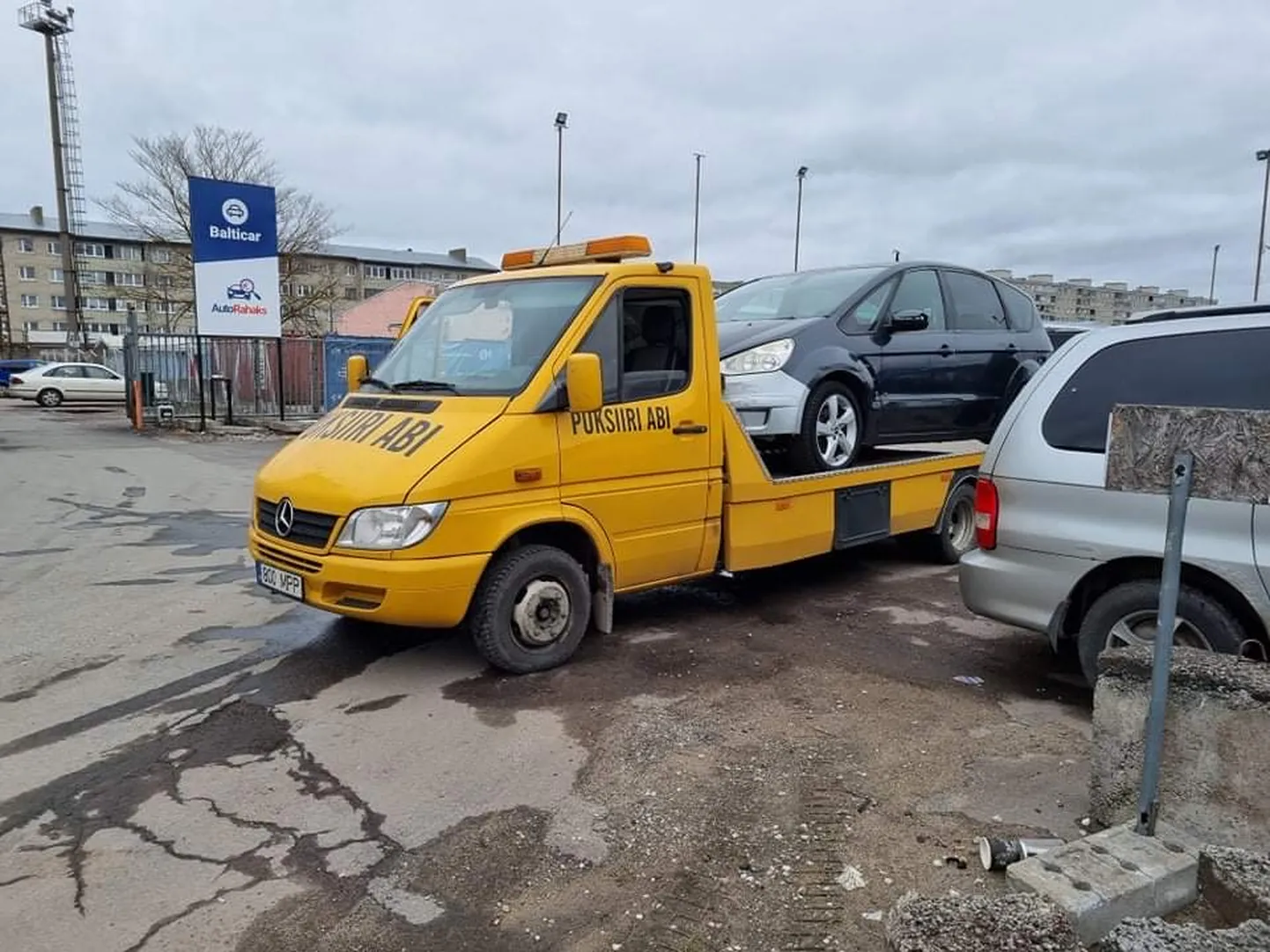 Pool tundi varem ostetud auto äravedu. Klient pidi laskma auto oma kulul Peetrist Tartusse viia.