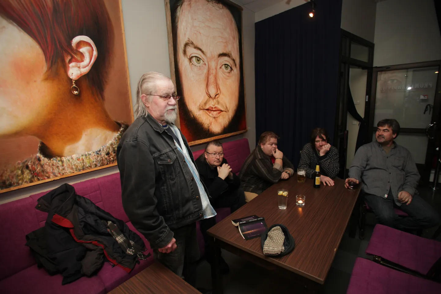 Veel mõned aastad tagasi võis Hannes Varblast (vasakul) kohata kultuuriklubis Promenaadiviis. Pilt on tehtud viinakuul 2012.