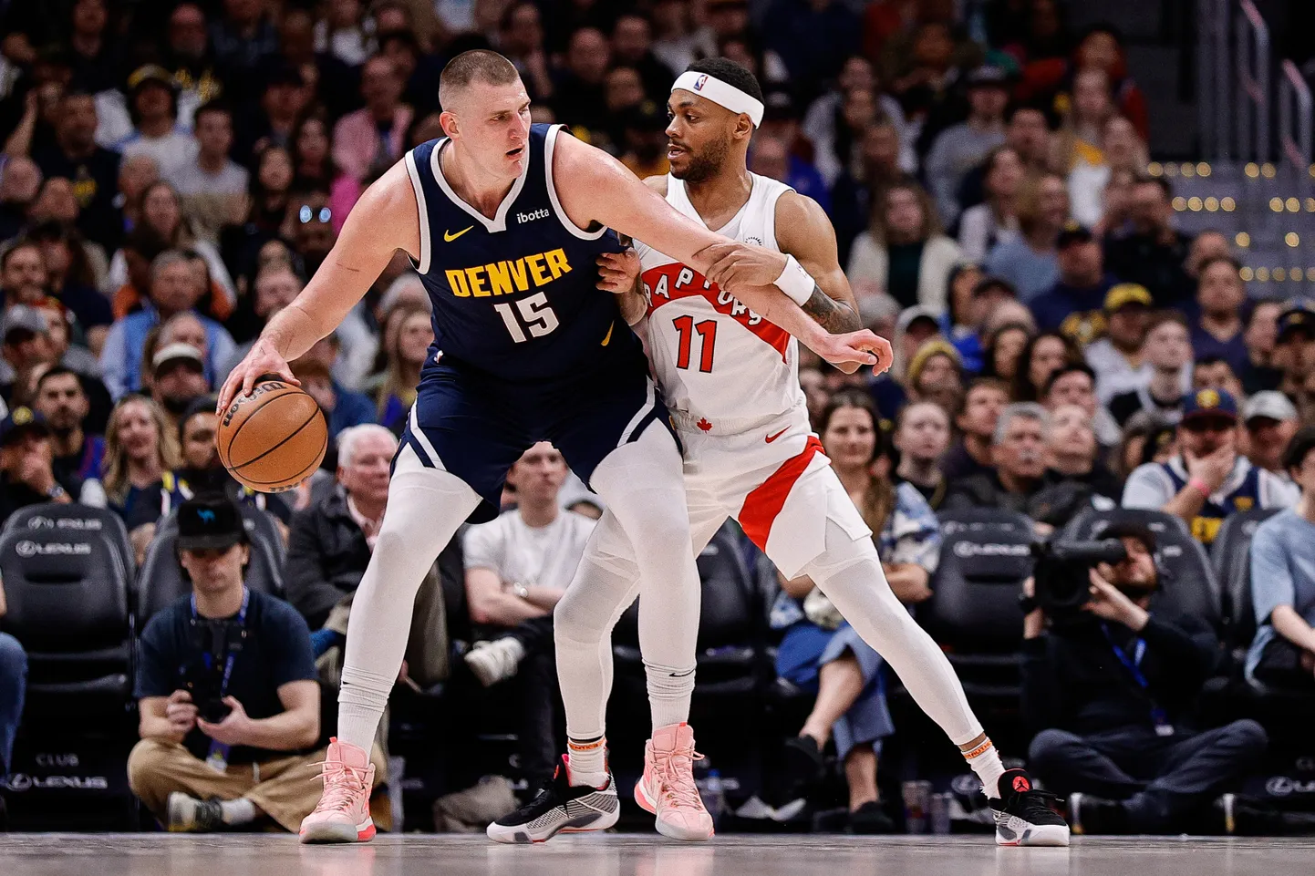 NBA zvaigzne Nikola Jokičs (ar bumbu)