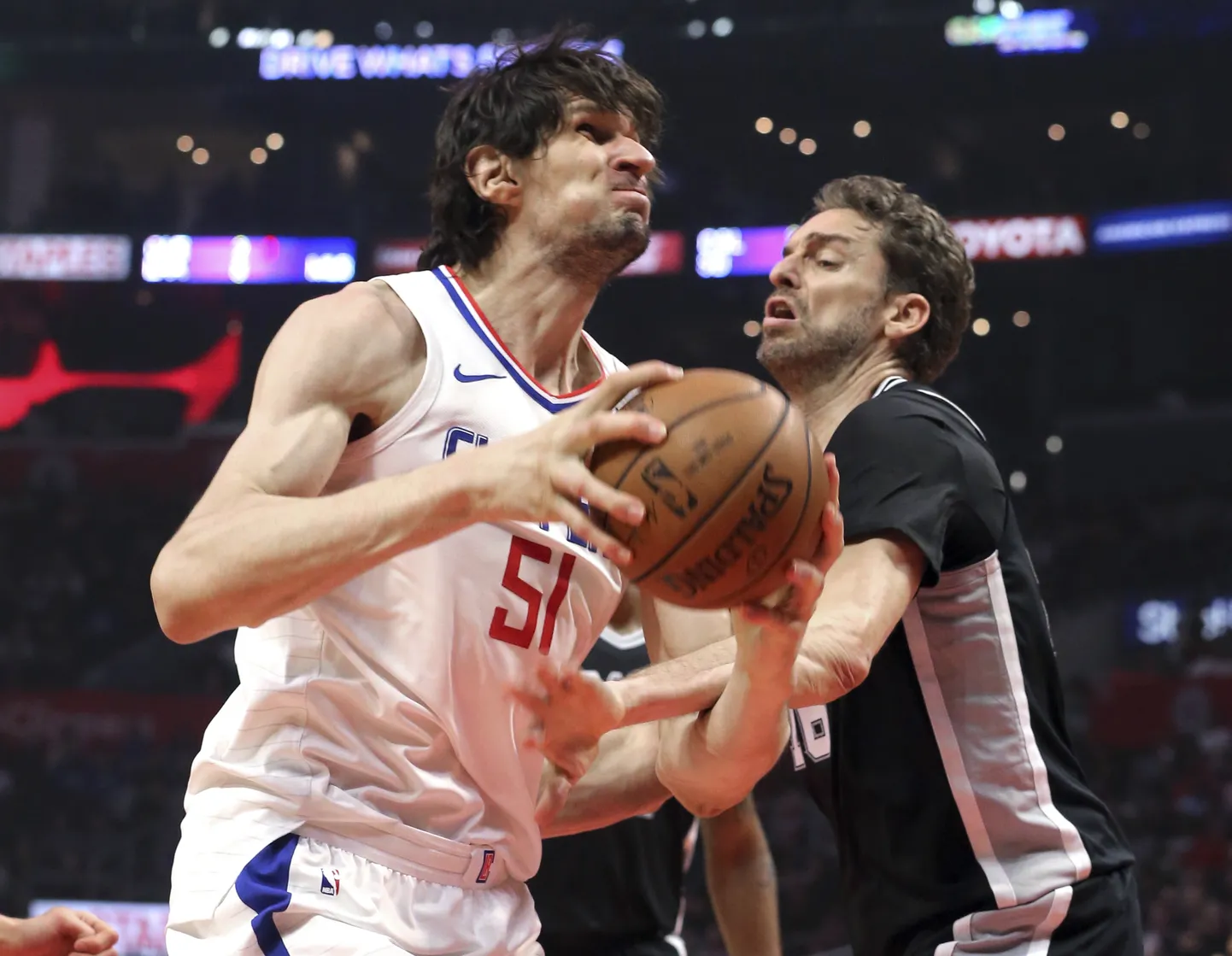 221 cm pikkune koljat Boban Marjanovic (vasakul), kelle kõrval isegi Pau Gasol näib pildil üsna väike mees, võib tulla Eesti korvi alla pahandust tegema.