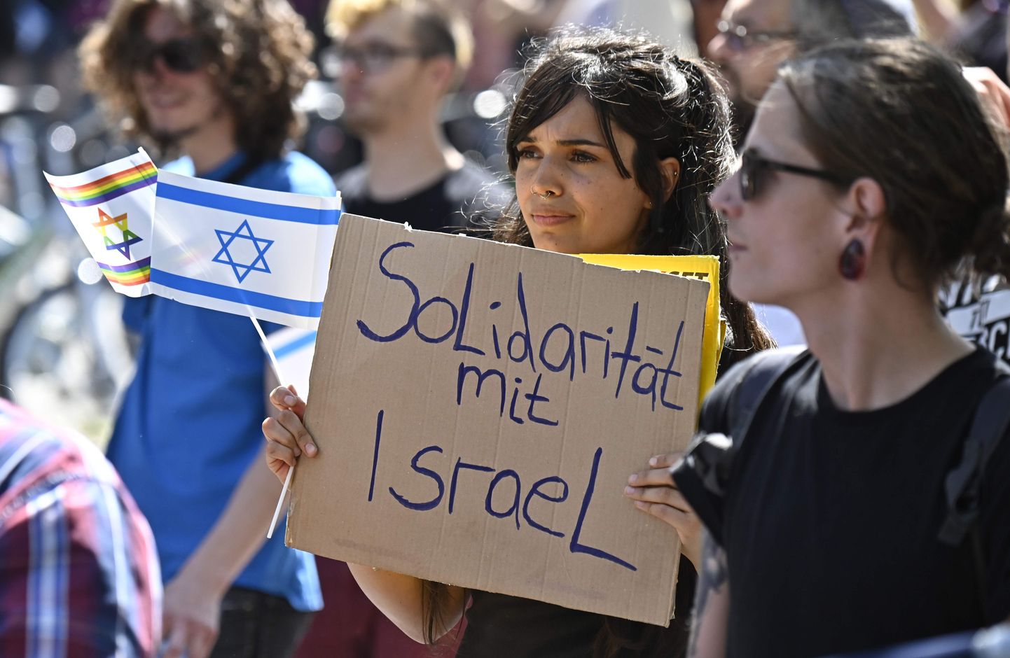 Meeleavaldaja hoidmas laupäeval Al-Qudsi ehk Jeruusalemma päeval Berliinis Iisraeli toetuseks korraldatud meeleavaldusel plakatit sõnumiga "Solidaarsus Iisraeliga".