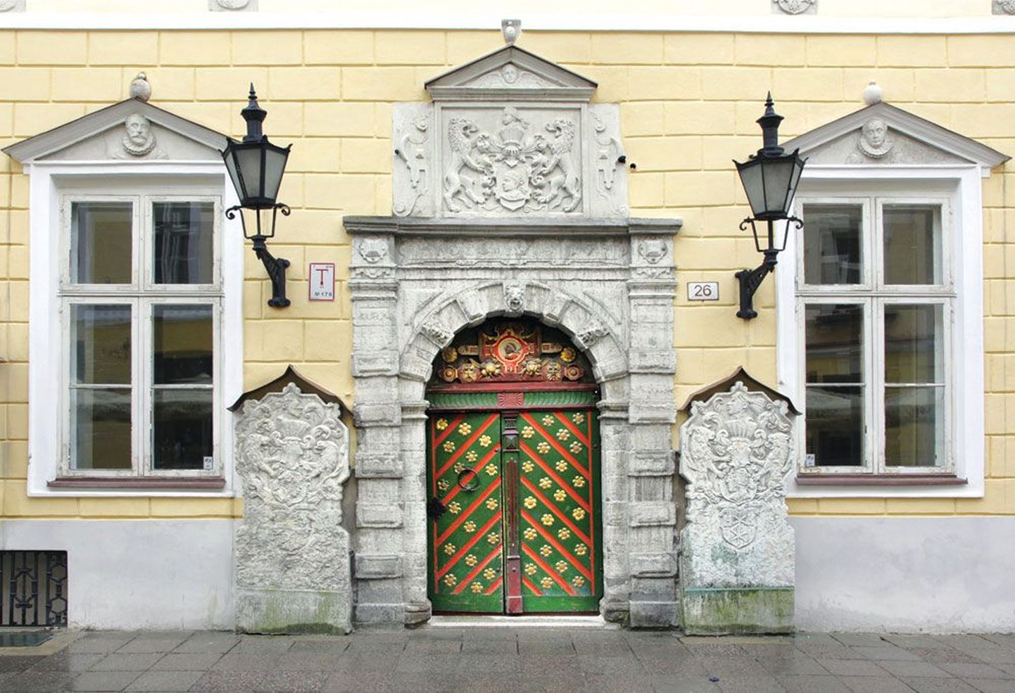 Tallinna vanalinnas Pikk tänav 26 asuv Mustpeade maja kuulus keskajal samanimelisele vennaskonnale, mis oli vallaliste kaupmeeste ja laevaomanike ühendus.