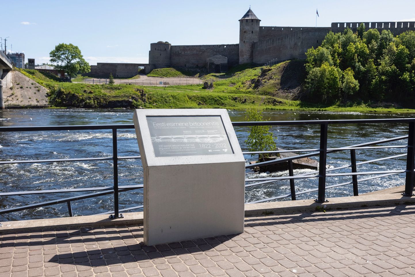 Памятная табличка в честь 200-летия бетонного строительства в Эстонии.