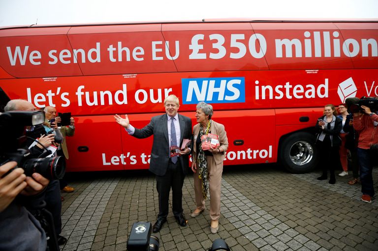 Boriss Džonsons un Terēza Meja pie "Vote Leave" kampaņas autobusa. 11.maijs, 2016