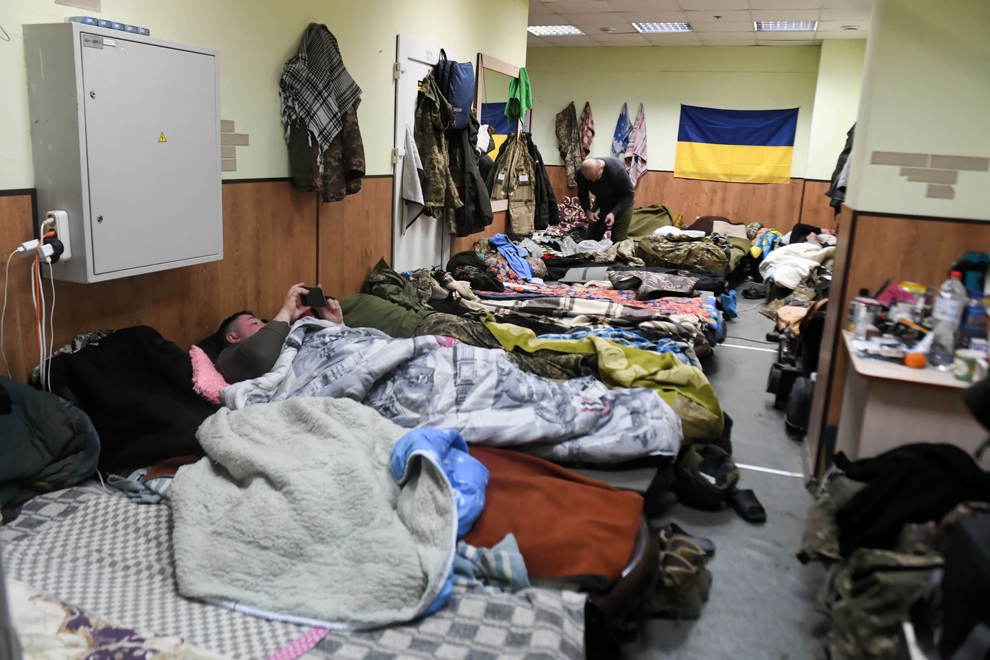 Ukrainas karavīri atpūšas Harkivā.