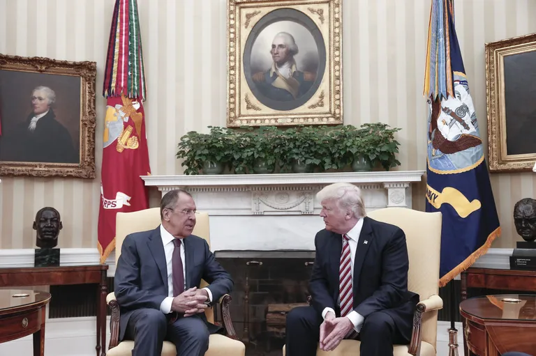 Vene välisminister Sergei Lavrov ja USA president Donald Trump möödunud nädala kolmapäeval Valges Majas Ovaalkabinetis. Antud kohtumisest saigi skandaal hoo sisse. Foto:  Alexander Shcherbak/TASS Scanpix 