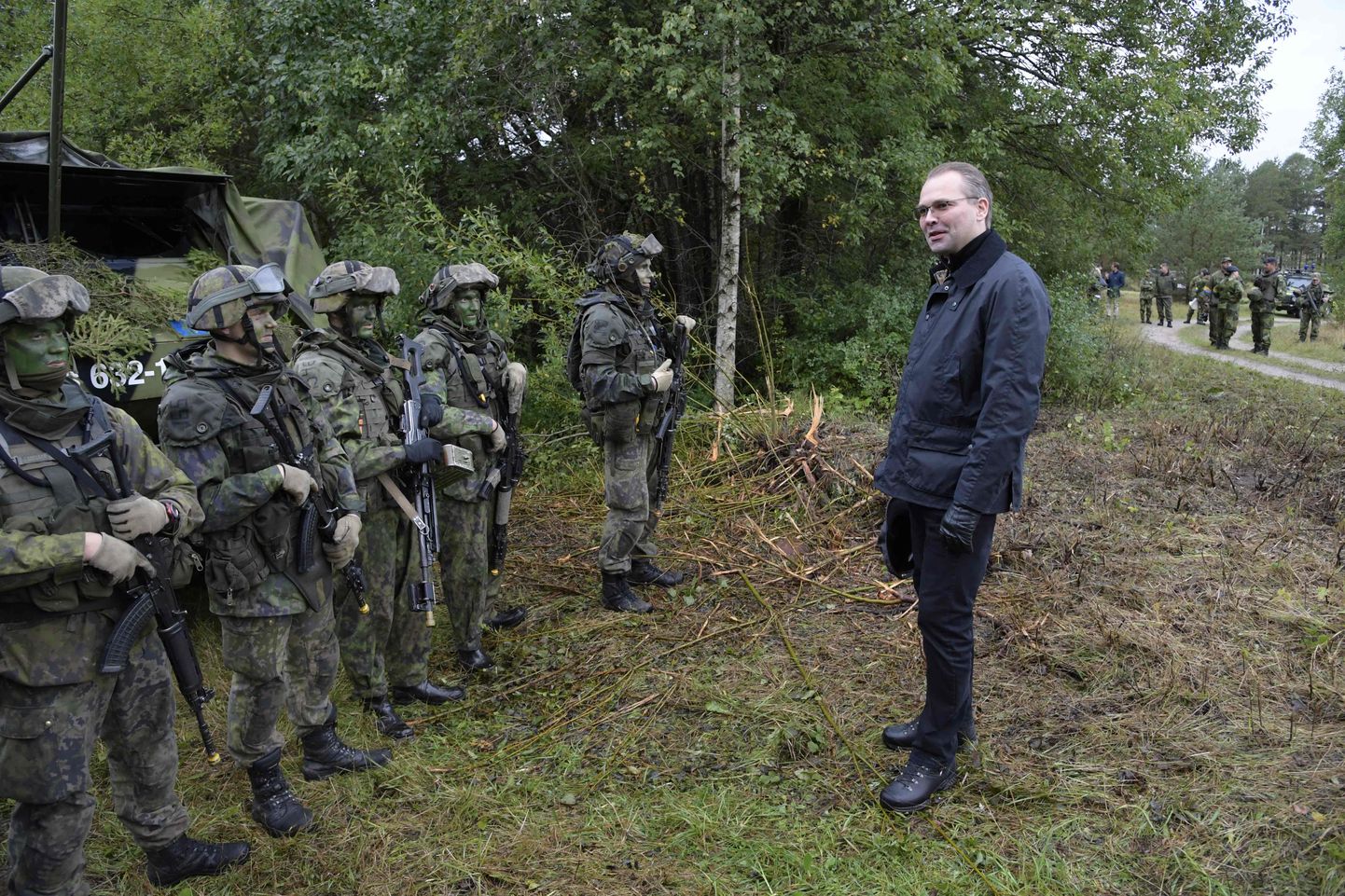Kaitseminister Jussi Niinistö Soome sõjaväelastega.