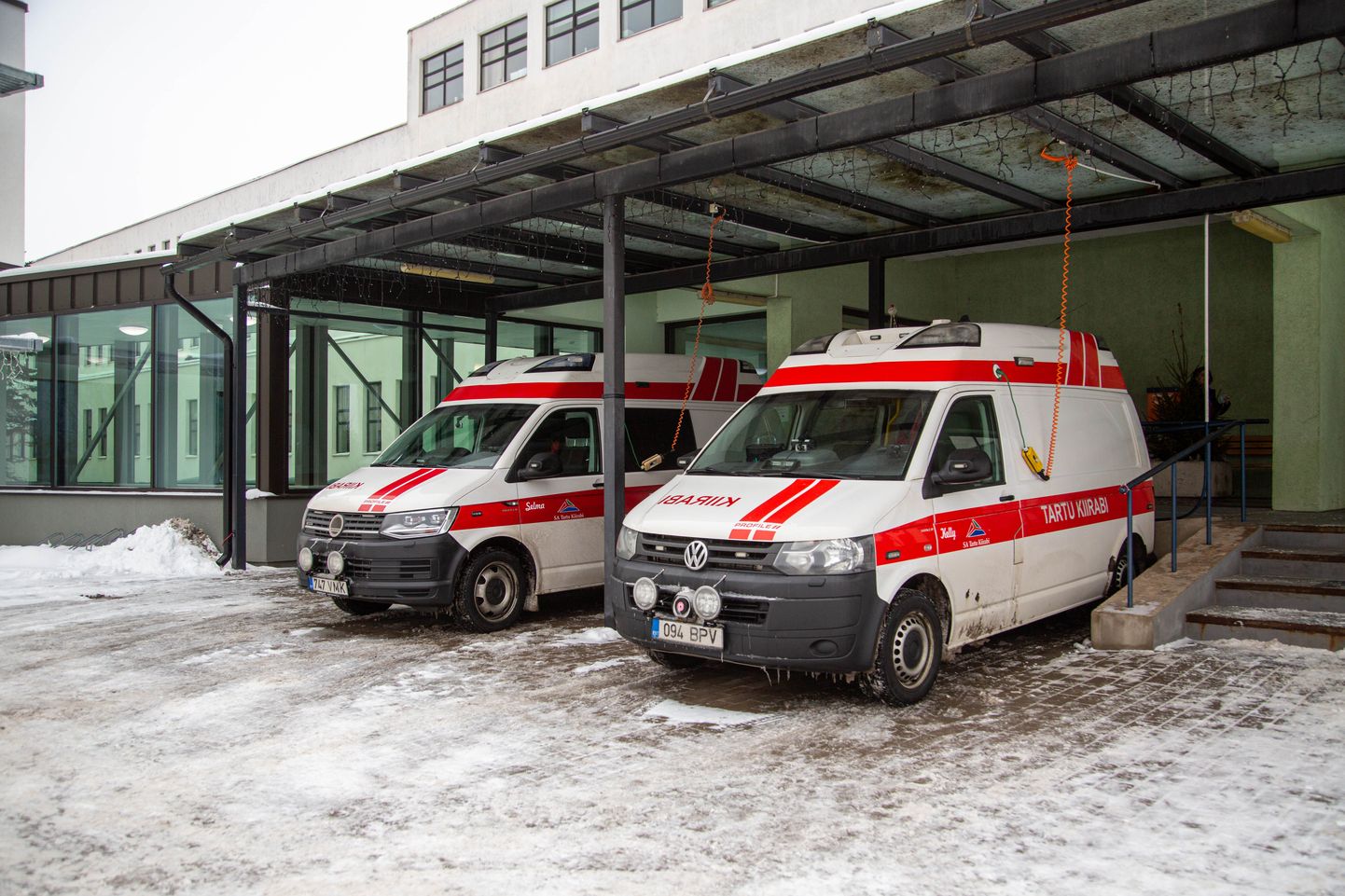 24.01.2022, Põlva
Põlva haigla ees seisvad kiirabi autod

Foto: Arvo Meeks / Lõuna-Eesti Postimees