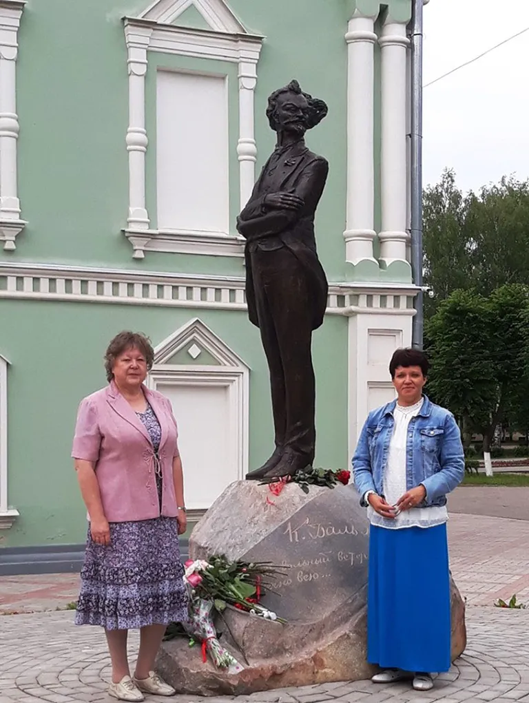 Первый памятник Бальмонту установлен рядом с литературно-краеведческим музеем Шуи, силламяэские библиотекари Эльвира Сидорова и Татьяна Борисова рады, что им удалось стать свидетелями этого исторического события.