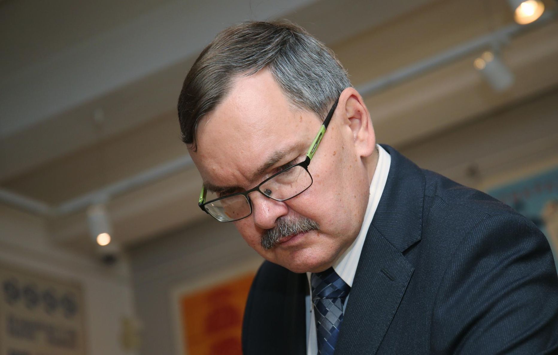 Malesuurmeister Jaan Ehlvest andmas malesimultaani spordi- ja olümpiamuuseumis.