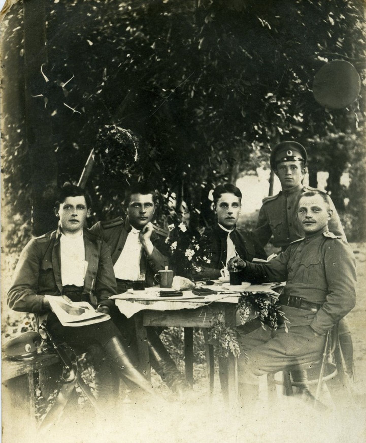 Strēlnieks Jānis Fārts ar biedriem pie brokastu galda.