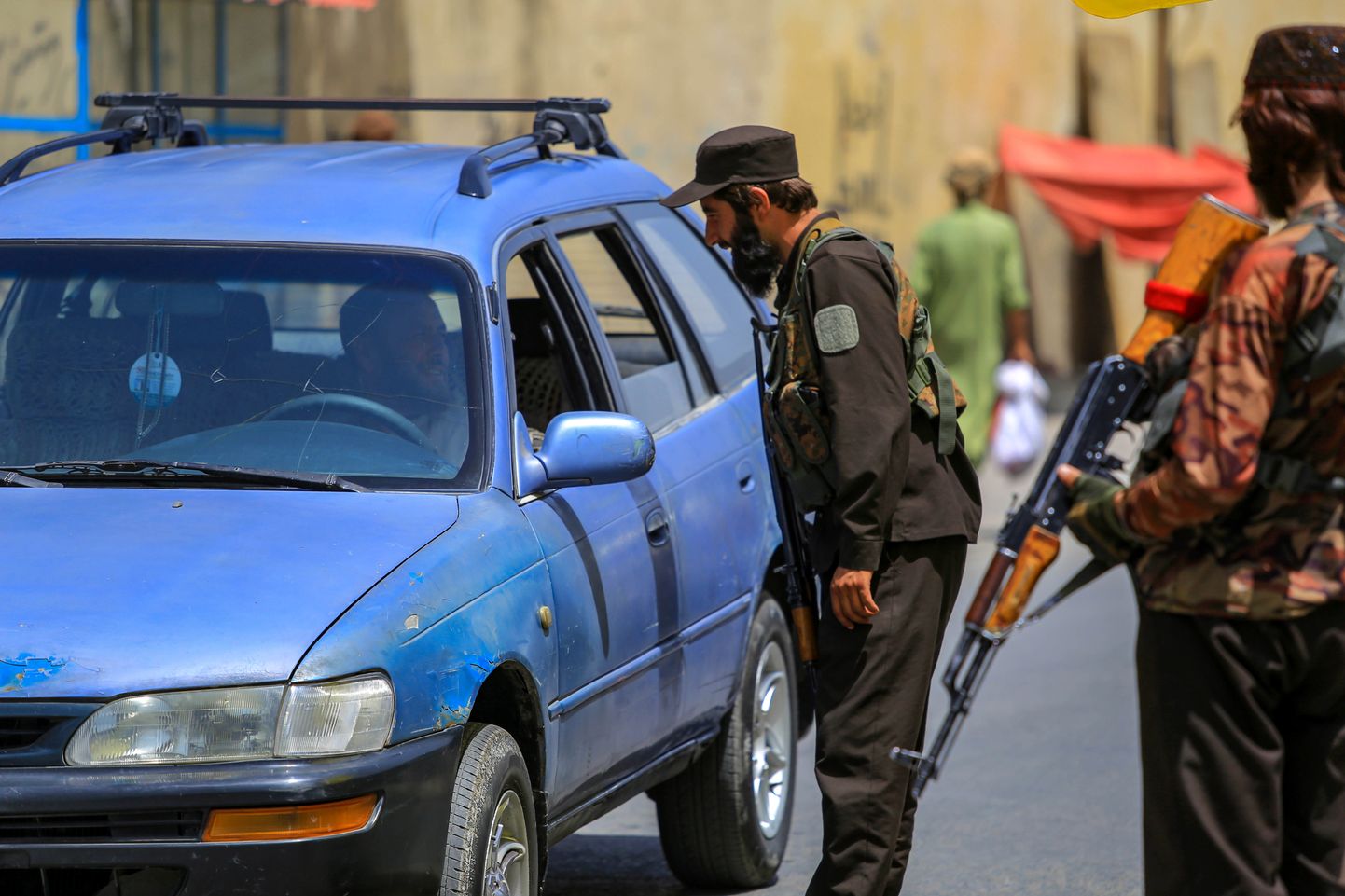Talibani liikmed kontrollimas Kabulis autot. Foto on illustratiivne.