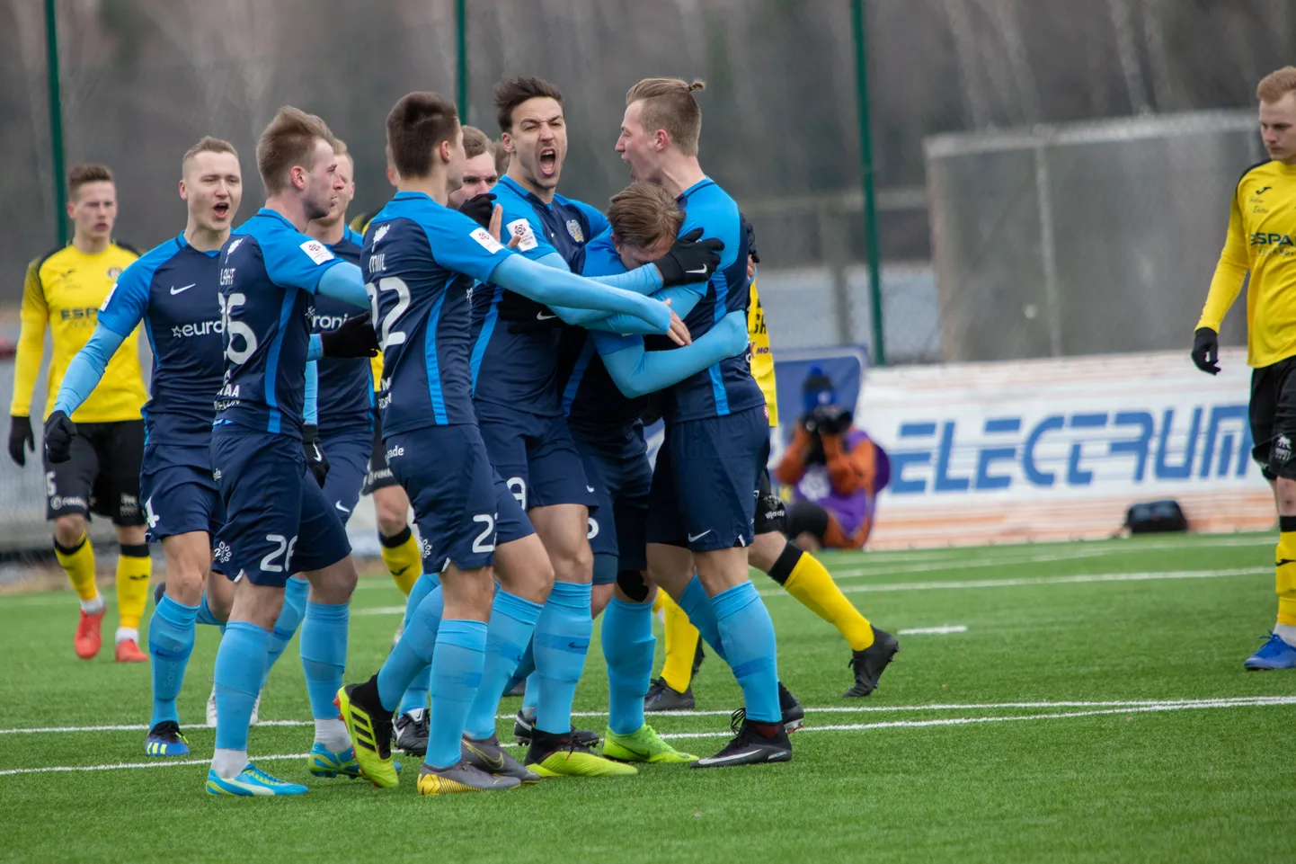 Kuressaare mängijad (sinises).