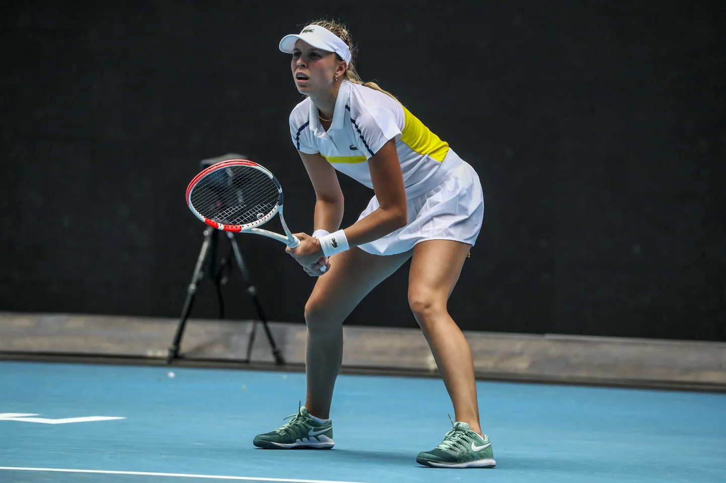 Anett Kontaveit valmistub mängus Heather Watsoniga vastase servi tõrjumiseks. Kolmandas setis hakkas Kontaveit agressiivsemalt tõrjuma ja see oli edu üheks võtmeks.