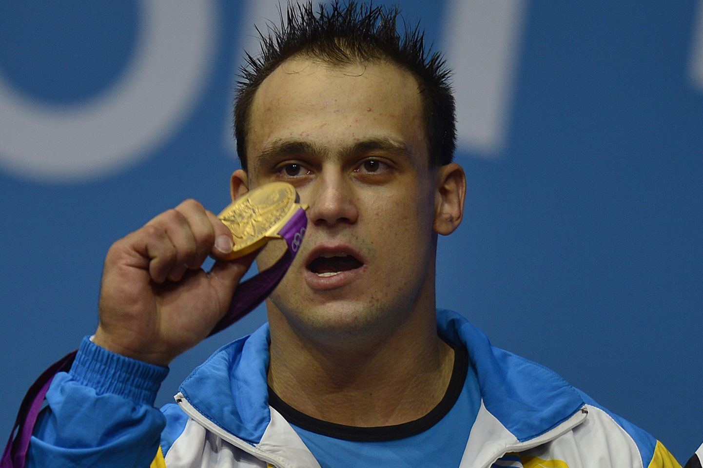 Ilja Iljin 2012. aasta olümpiakullaga, mille ta pidi hiljem tagastama.