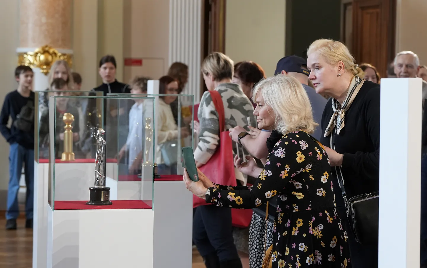 Cilvēki apmeklē īpašo "pop-up" izstādi Latvijas Nacionālajā mākslas muzejā, kurā apskatāmi režisora Ginta Zilbaloža animācijas filmai "Straume" piešķirtie apbalvojumi - Eiropas Kinoakadēmijas balva, ASV kino un TV industrijas balva "Zelta globuss" un ASV Kinoakadēmijas balva "Oskars".
